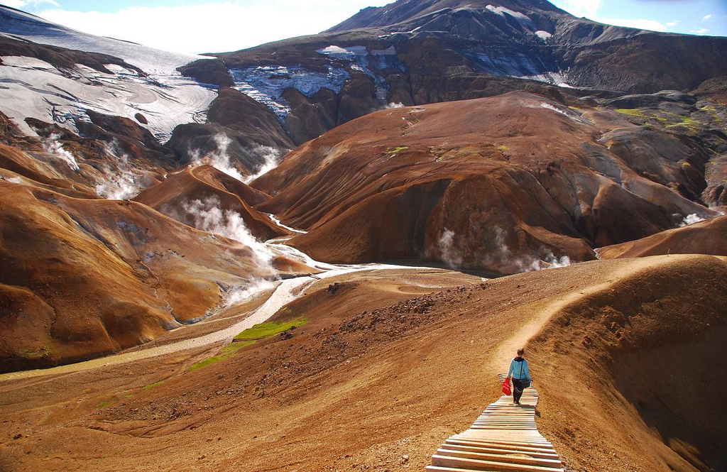 Billede af en kvinde, der er på vandretur i Kerlingafjoll's bakkede og unikke landskab på Island.
