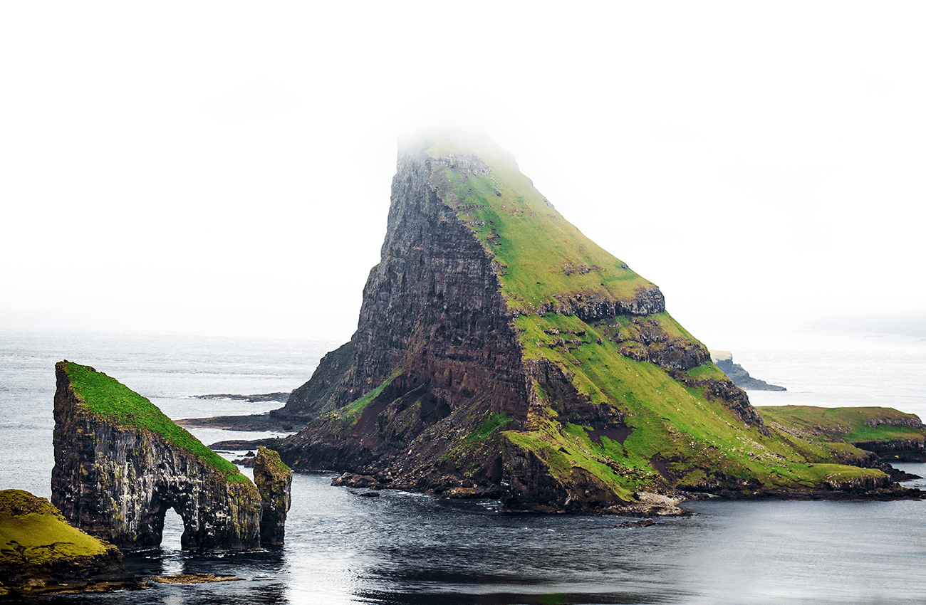Billede af et stort bjerg på en lille ø på Færøerne.