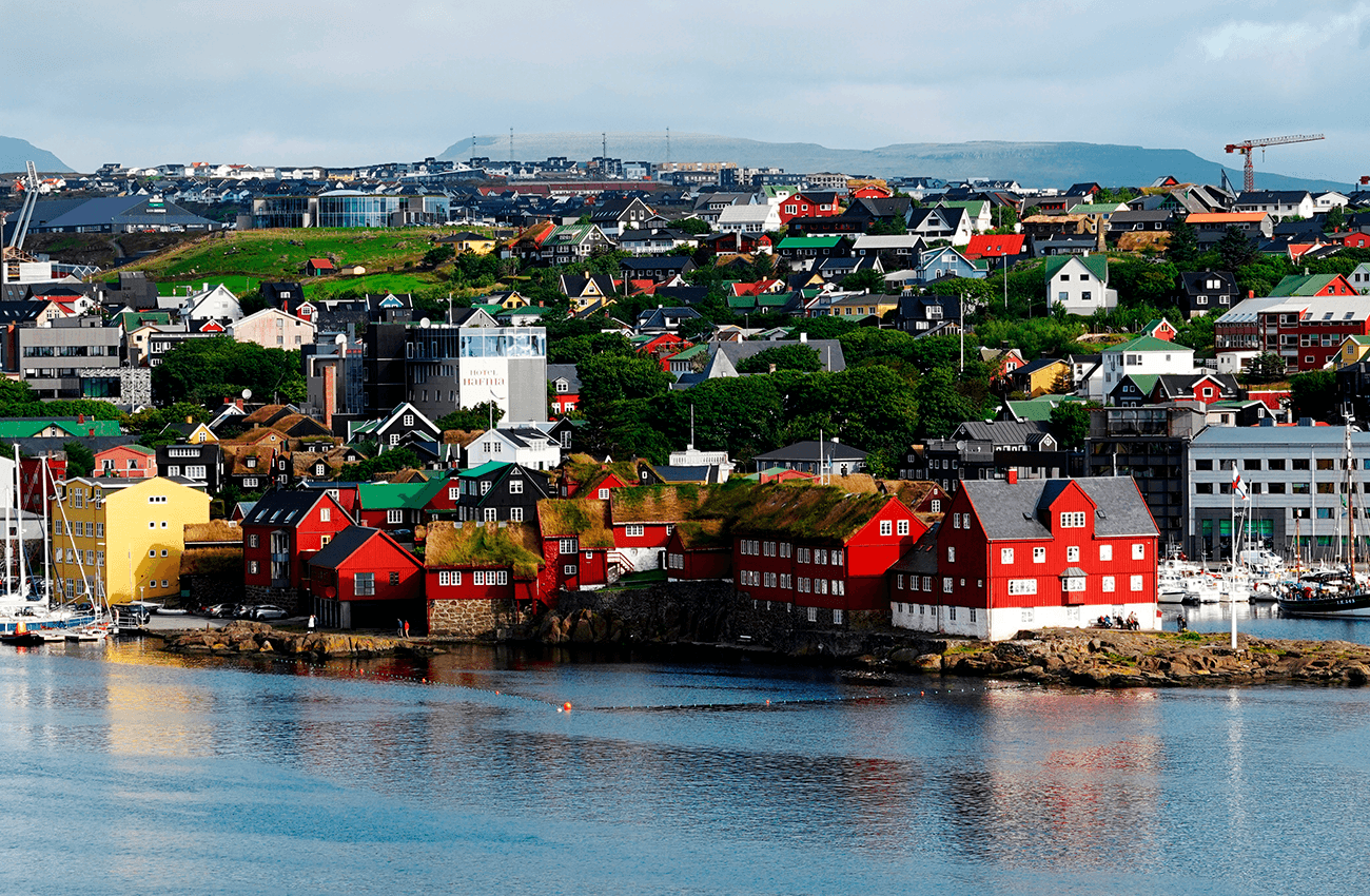 Billede af Torshavns farverige huse på Færøerne.