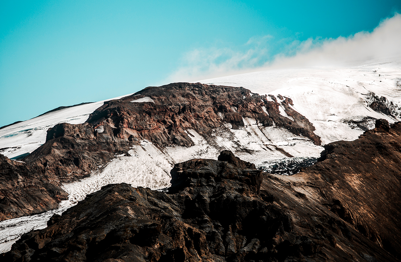 Billede af Thorsmork's bjerge med sne på toppen på Island.
