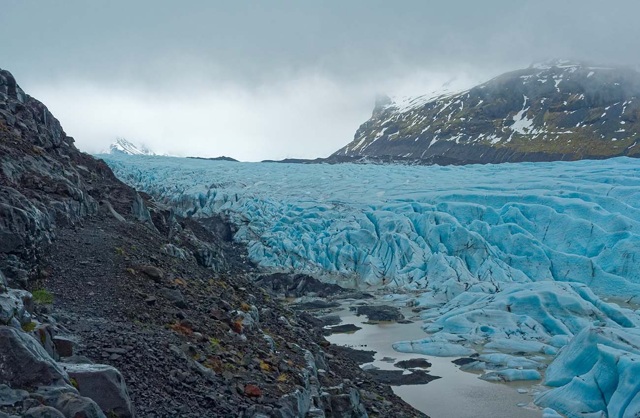 Billede af gletsjeren Solheimajokull på Island, på en kold og skyet dag.