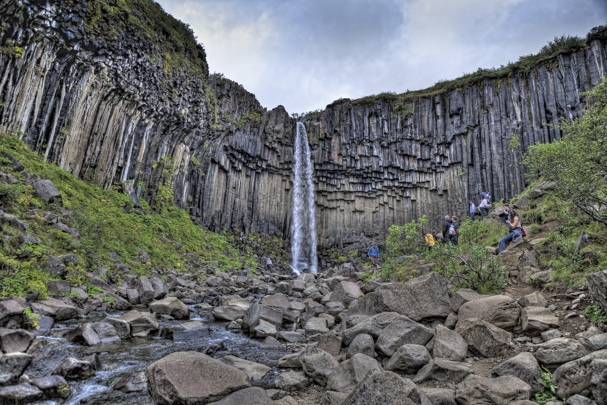Et billede af vandfaldet Svartifoss på Island, hvor man kan se de unikke sekskantede søjler af basalt.