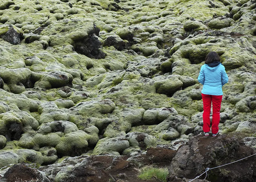 Person går på Eldhraun vulkan landskab