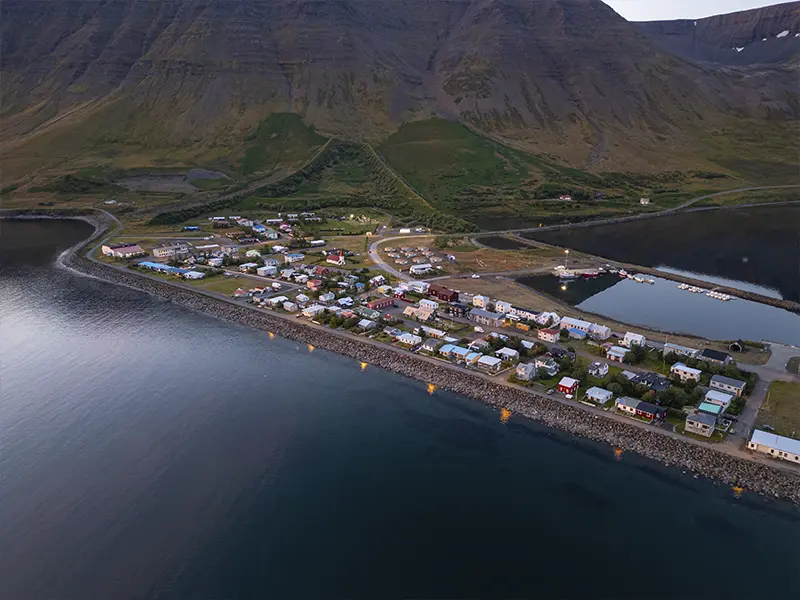 Landsbyen Flateyri set fra luften