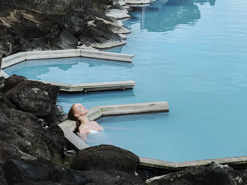 Kvinder slapper af i det varme vand i Myvatn Naturbad