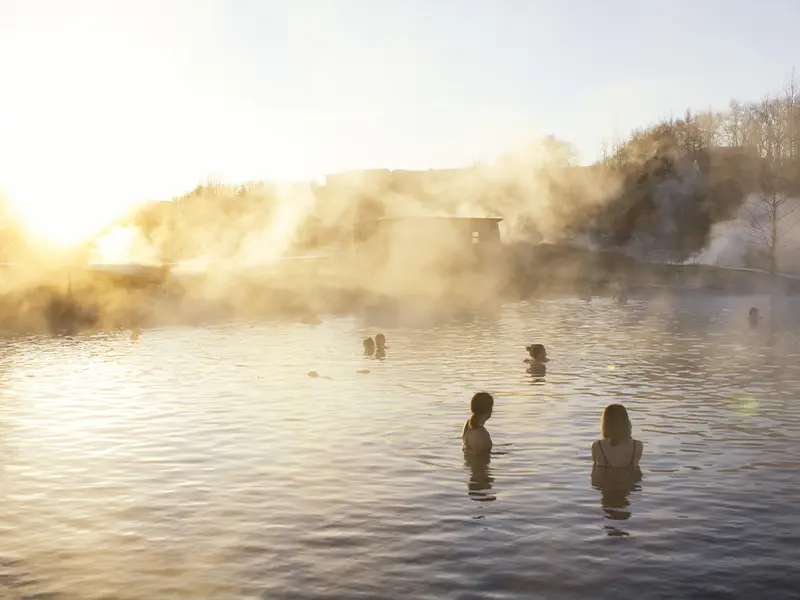 Personer bader i Secret Lagoon