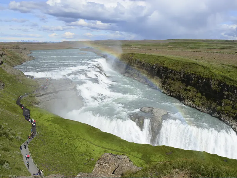 Vandfaldet Gullfoss på Island med grønne klippekanter