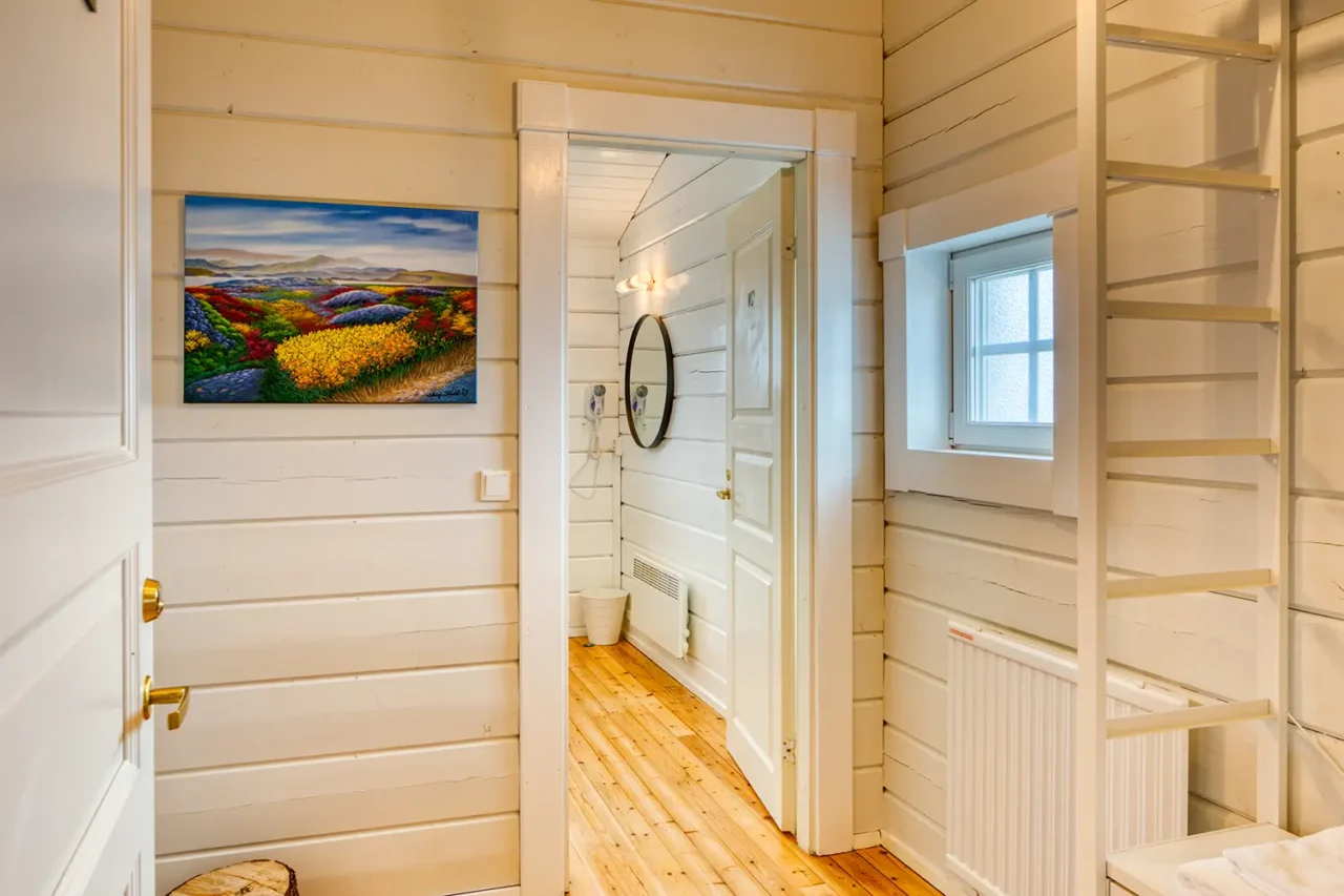 Komfortabelt værelse med stige til hems på Hotel Breiddalsvik