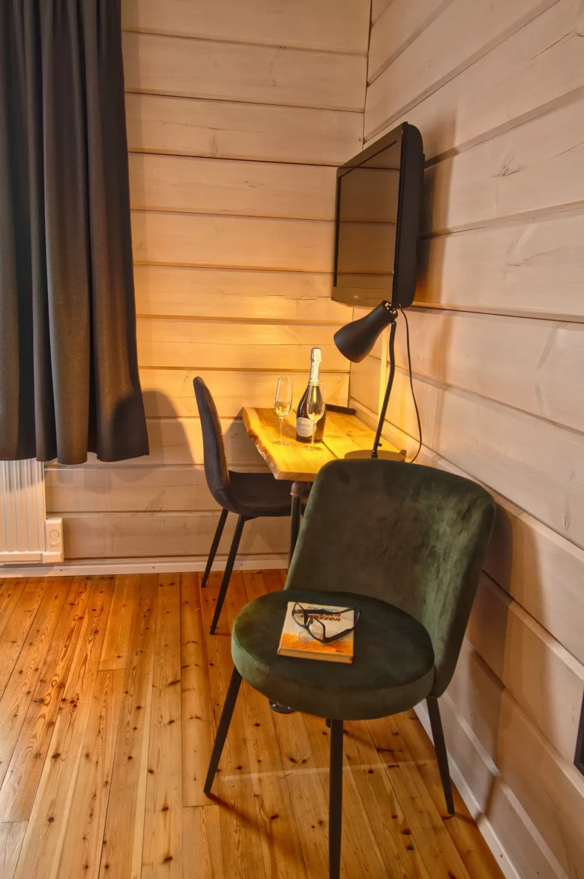 Komfortabelt værelse med skrivebord på Hotel Breiddalsvik i Island