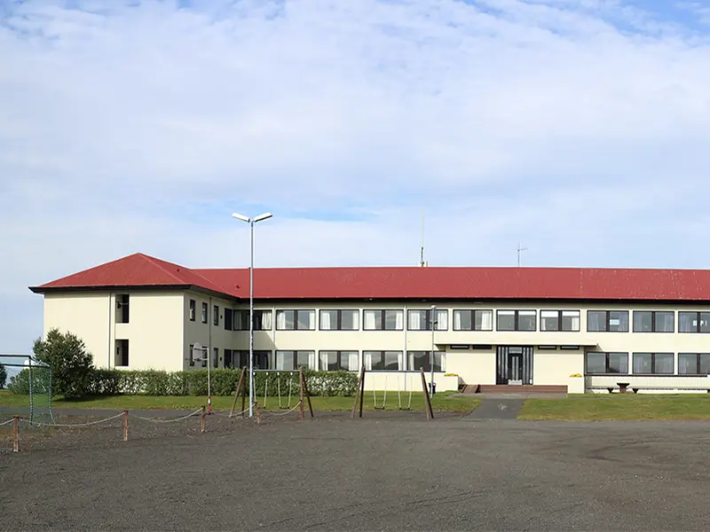 Hotel Laugarbakki med sit røde tag og hvide facader set udefra