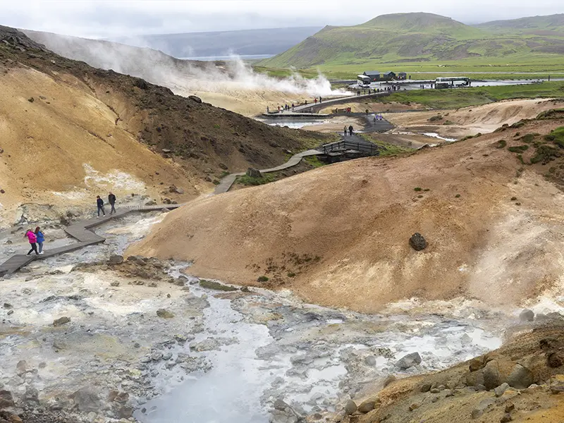 Det geotermisk område Seltun med dampende varme kilder på Island