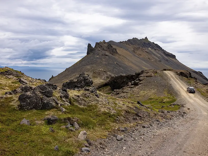 Bil kører på Snæfellsnes