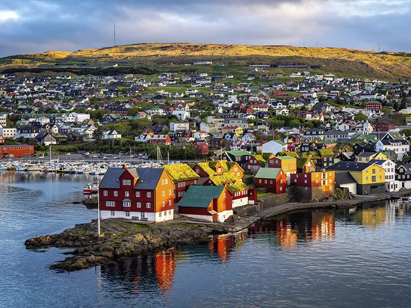 Tórshavn havnefront med farverige huse, Færøerne