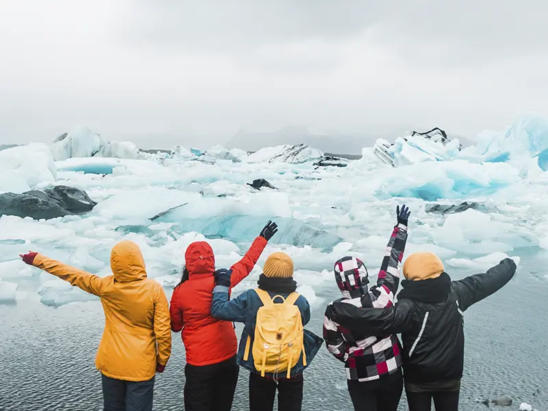 Turister beundrer isbjerge ved Jökulsárlón, Island