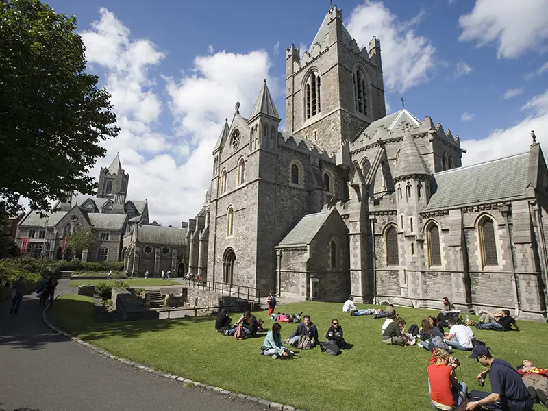 Irland katedral ved græs med mennesker