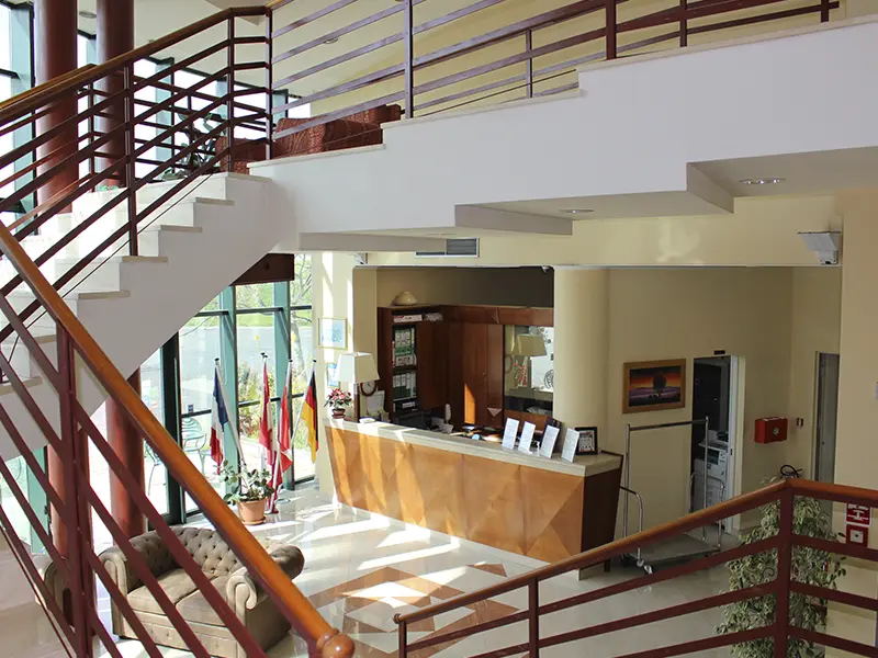 lobby af hotel med trappe rundt om i italiensk stil