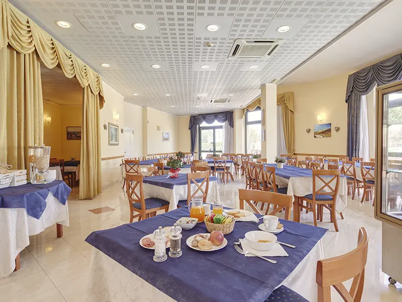 italiensk hotel hvor du ser morgenmad restauranten