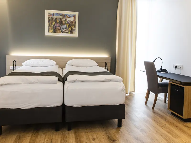 værelse med to enkeltsenge på Hotel South Coast