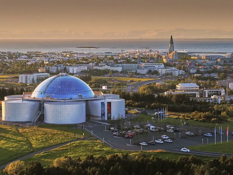 Museum i by med græs rundt om set oppefra