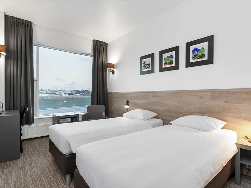 to enkeltsenge på hotelværelse med udsigt. Hotel Vellir i Island