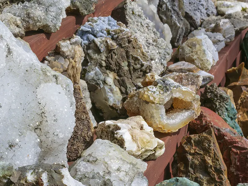 Flotte sten og krystaller ved Steinasafn Petra