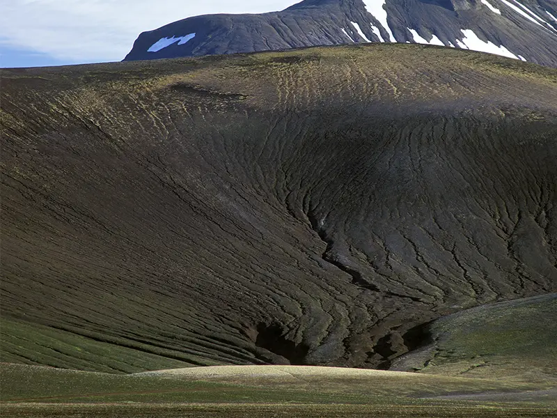 mørke bjerge island