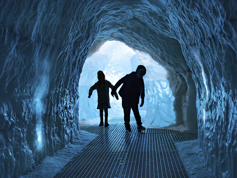 Perlan Wonders of Iceland isgrotte med børn der er på opdagelse