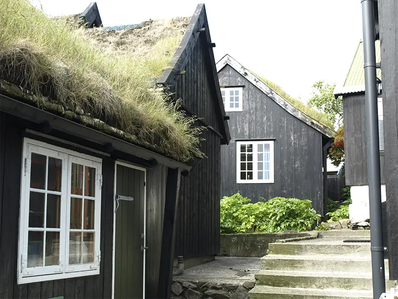 Torshavn, gamle sorte hus med græs på taget