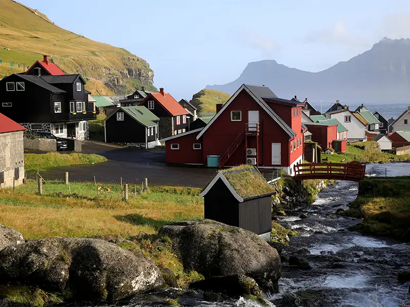 Gjógv by på Færøerne med farvede huse og vandløb
