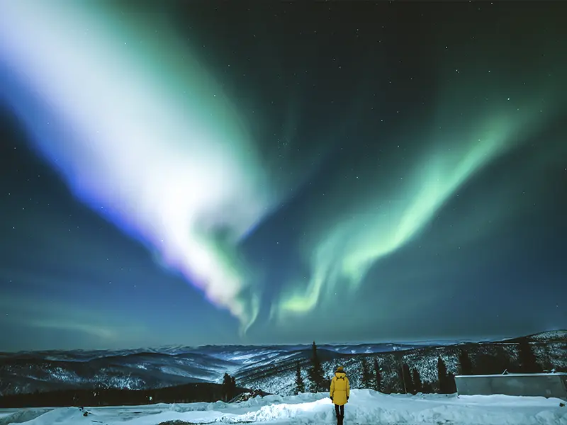 Person betragter nordlys i Island