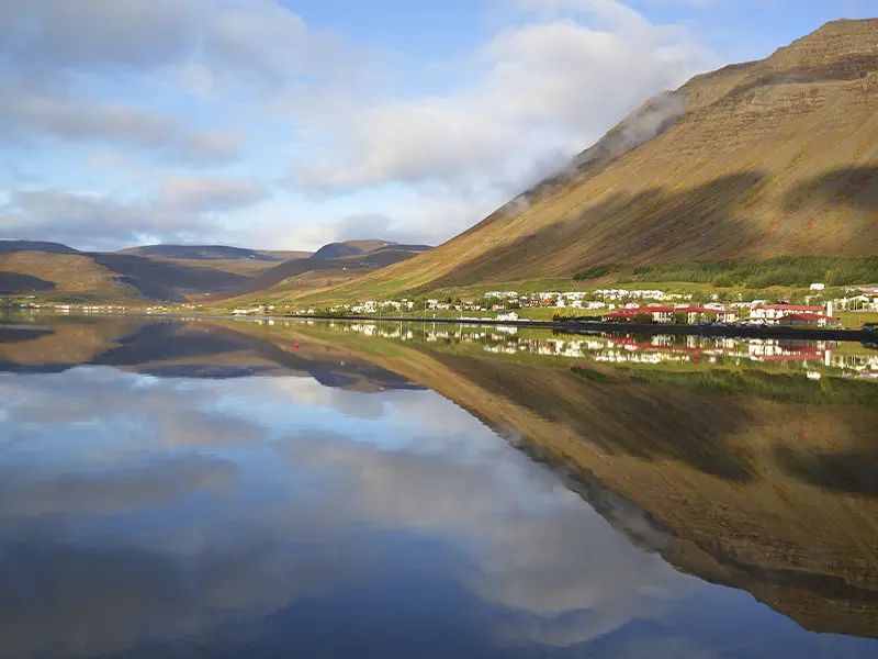 Byen Ísafjördur i Island
