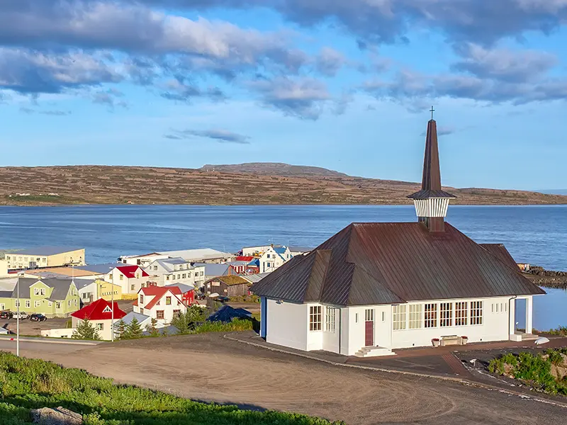 Byen Hólmavík i Island