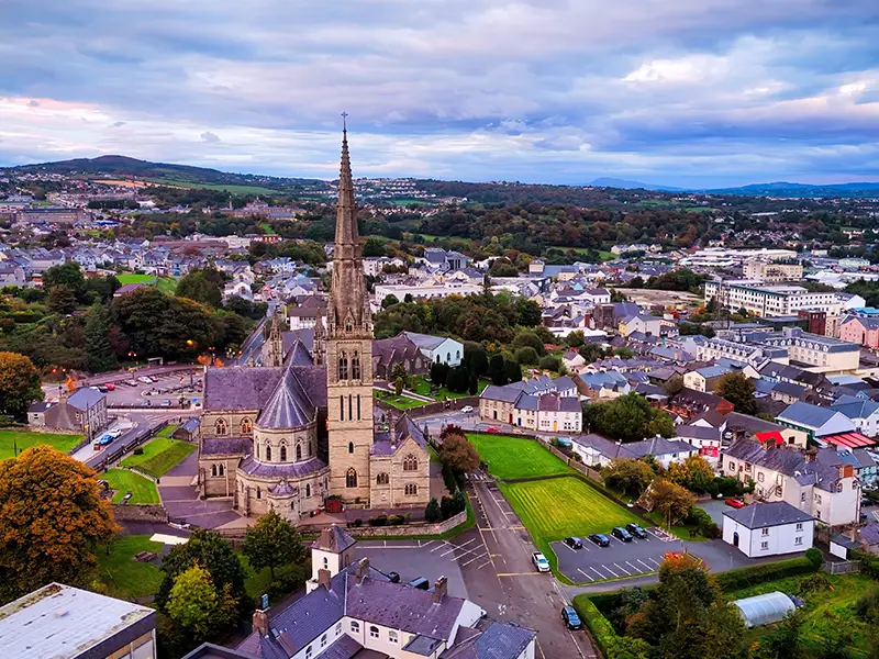 En kirke i en irsk by taget oppefra