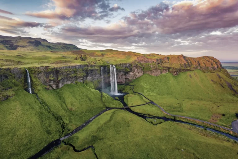 Vandfaldet Seljalandsfoss i Island