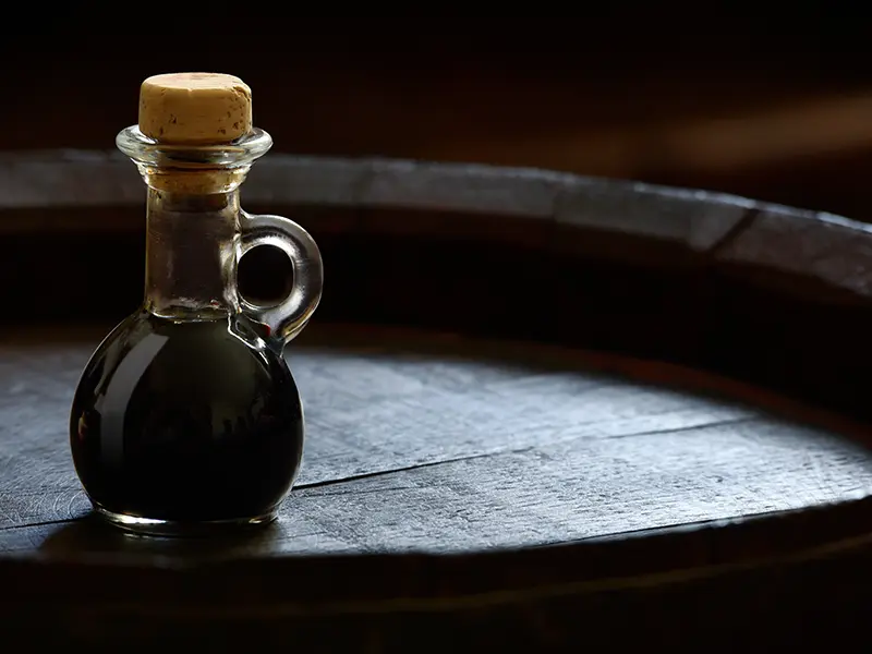 flaske med balsamico på tønde