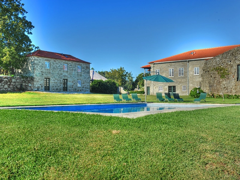 Udsigt til en pool på en vingård