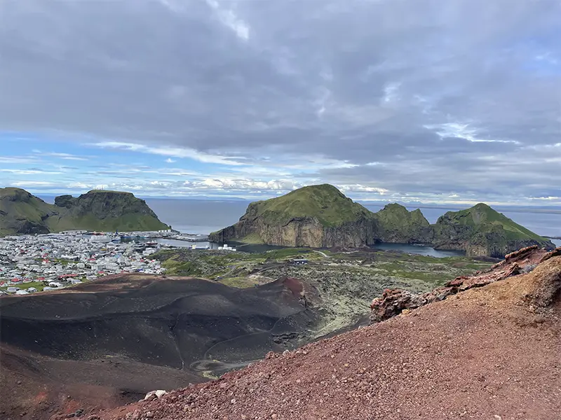 udsigt over krater og byen på en ø