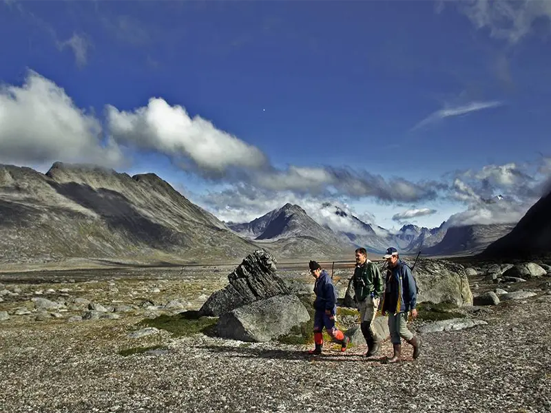 Tre mænd går i den grønlandske natur