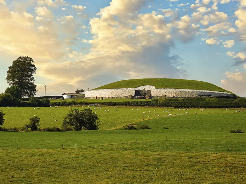 irland bygning på grøn mark