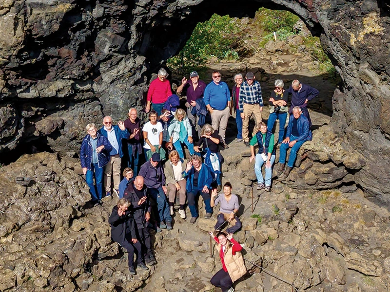 Gruppe af mennesker ved Dimmuborgir i Island