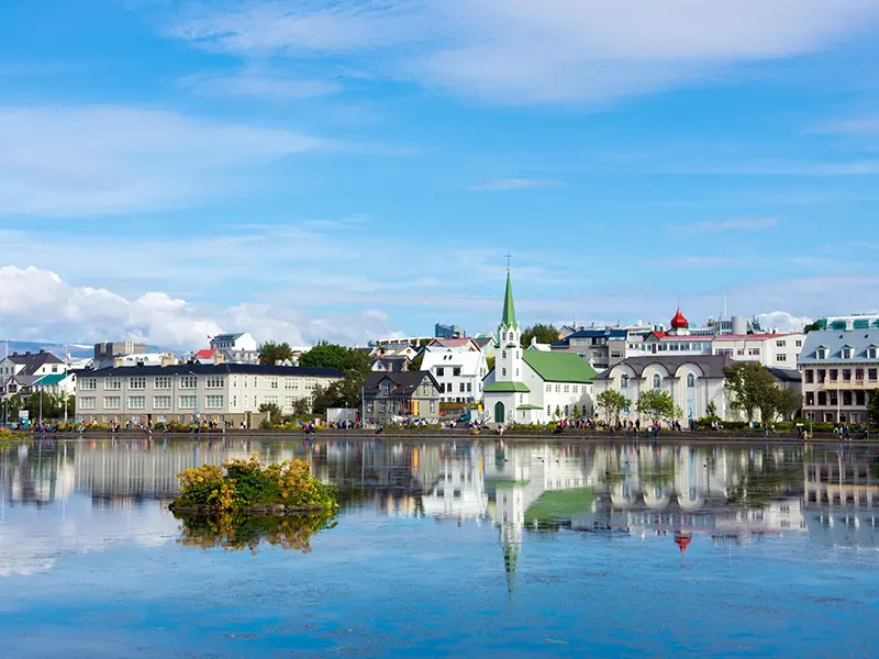 kirke med blå sø og blå himmel