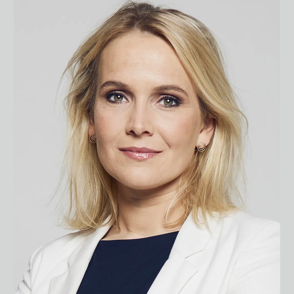kvinde i midten af billedet med lyst hår
