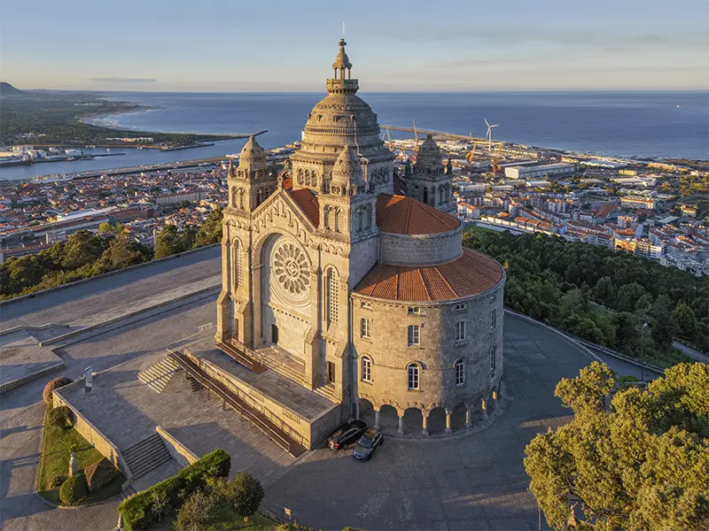 kirke med udsigt til havet og byen på en klippetop