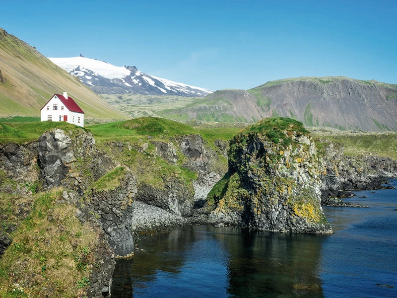 Et hvidt hus i den islandske natur