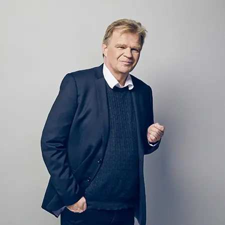 Mand i blåt jakkesæt