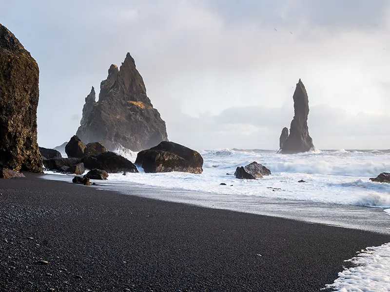Klipper ved den sorte strand i Island
