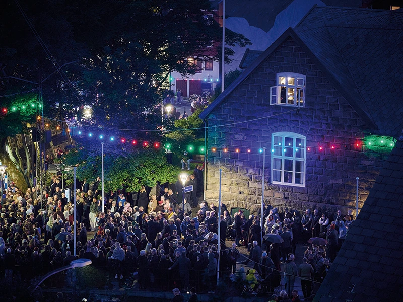 Mennesker samlet i gaderne til fest i Torshavn